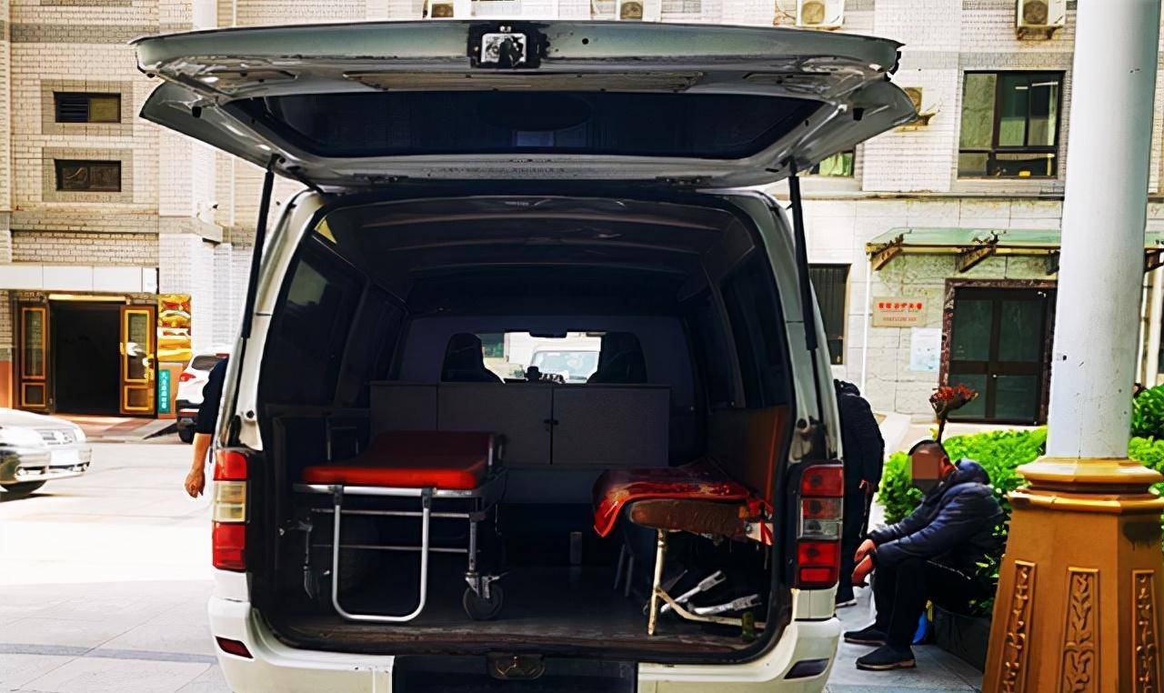 黑救护车的生意经:人死在半路钱要翻倍,敢举报就拉去殡仪馆烧了