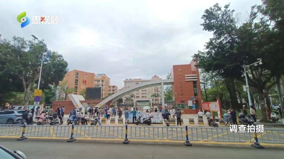 下午4点左右在江北富民小学,校门外的富民路已来了不少家长等候学生