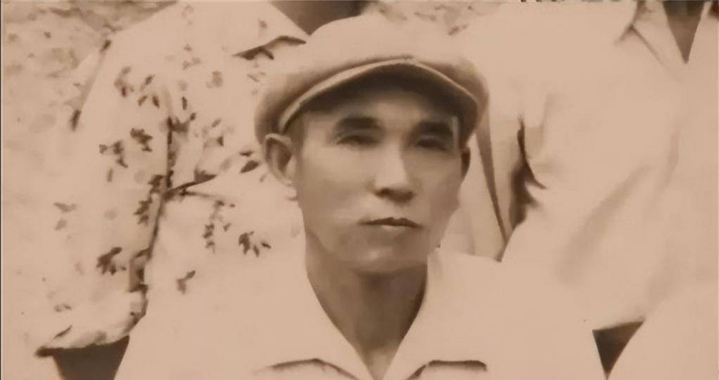 山东医生坚持免费给人看病,女儿看报纸后才知:父亲的身份不简单