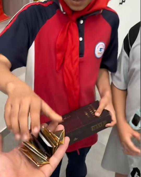 叔叔,你的烟盒还要吗?一股拍烟卡风正在全国的小学校园蔓延!