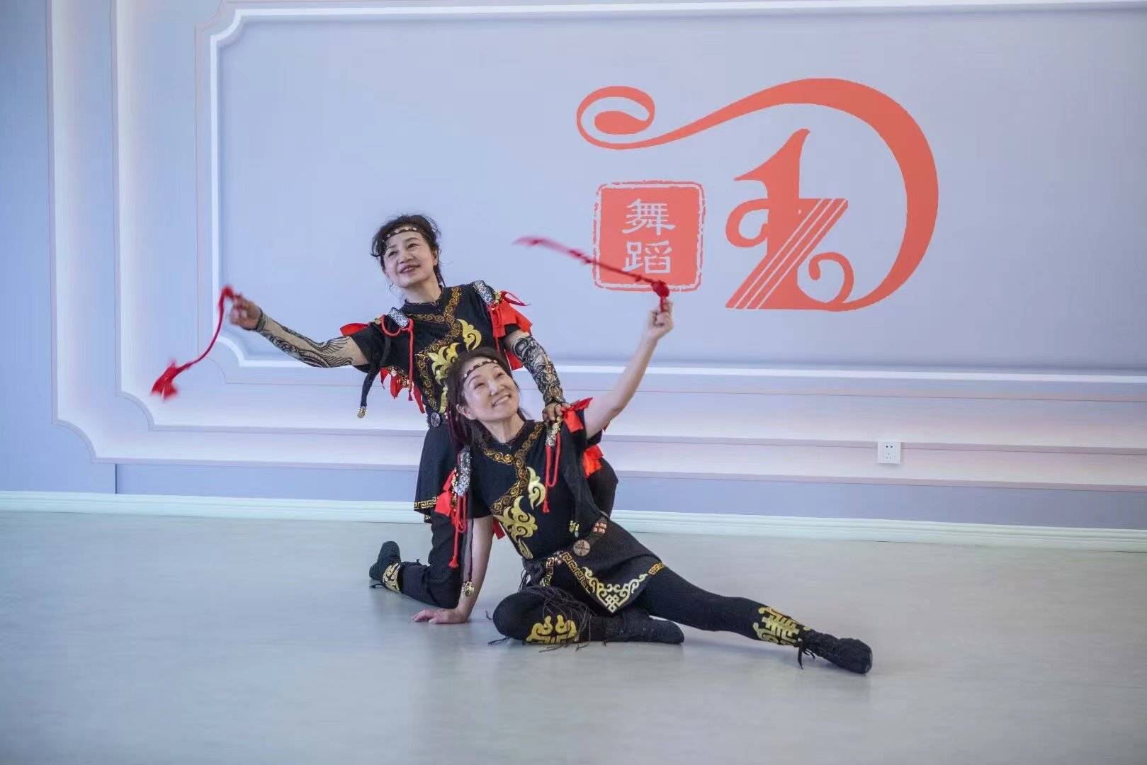 南京市"窦智舞蹈社团":编排的蒙古舞《欢乐的草原》太美了,百看不厌