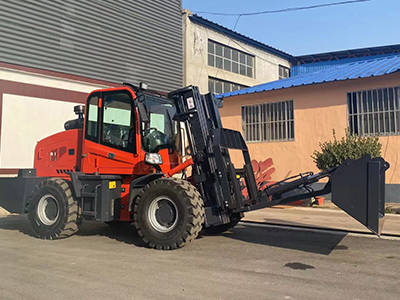 "全新设计的四驱越野叉车:铲斗叉齿与门架的突破性改进"