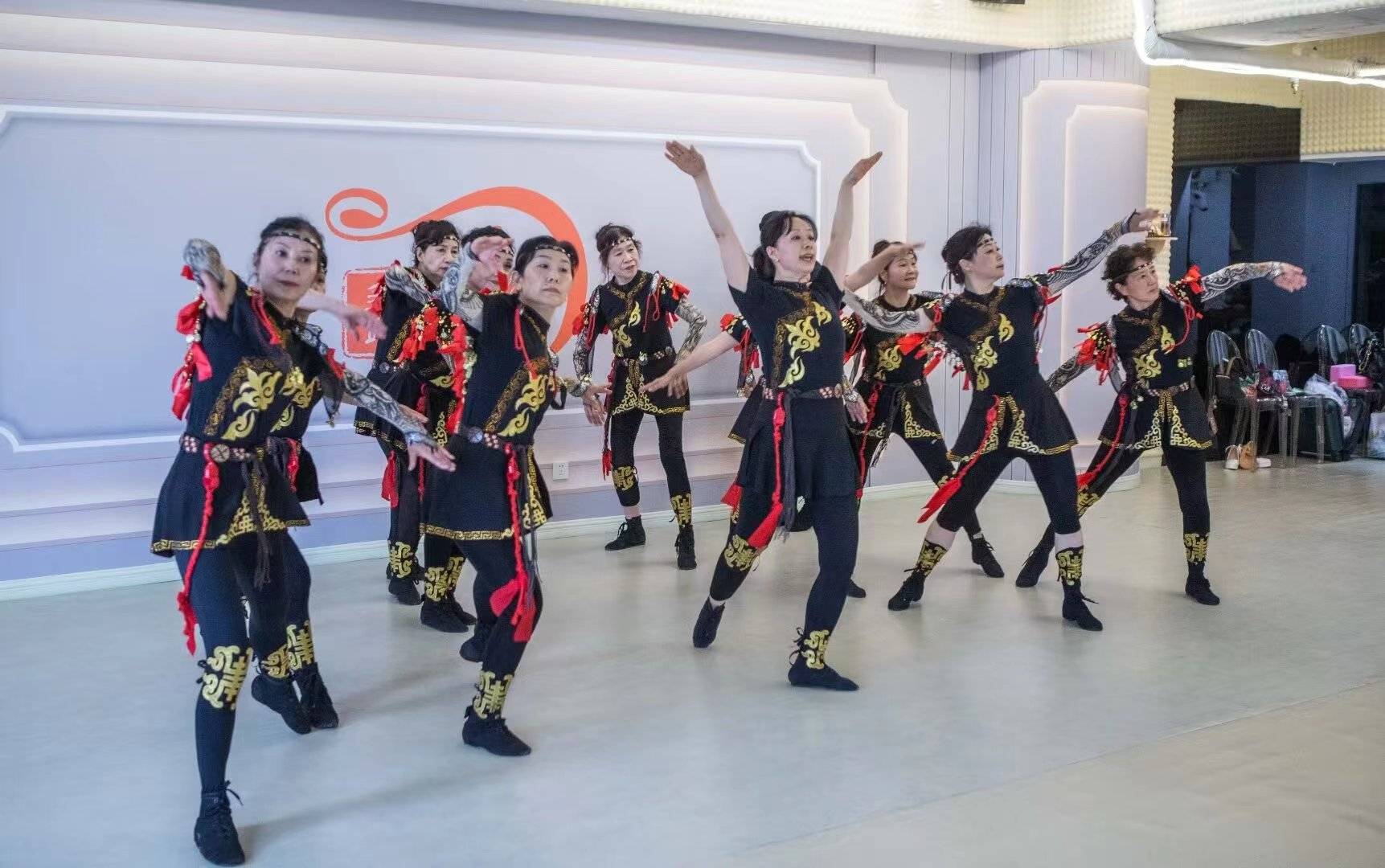 南京市"窦智舞蹈社团":编排的蒙古舞《欢乐的草原》太美了,百看不厌