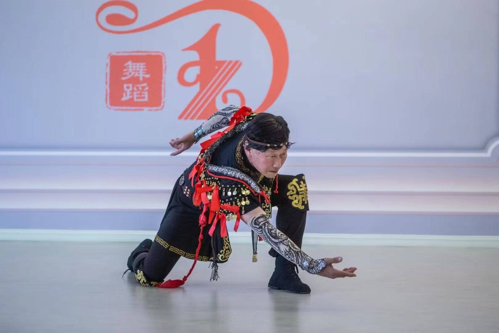 南京市窦智舞蹈社团:编排的蒙古舞《欢乐的草原》太美了,百看不厌