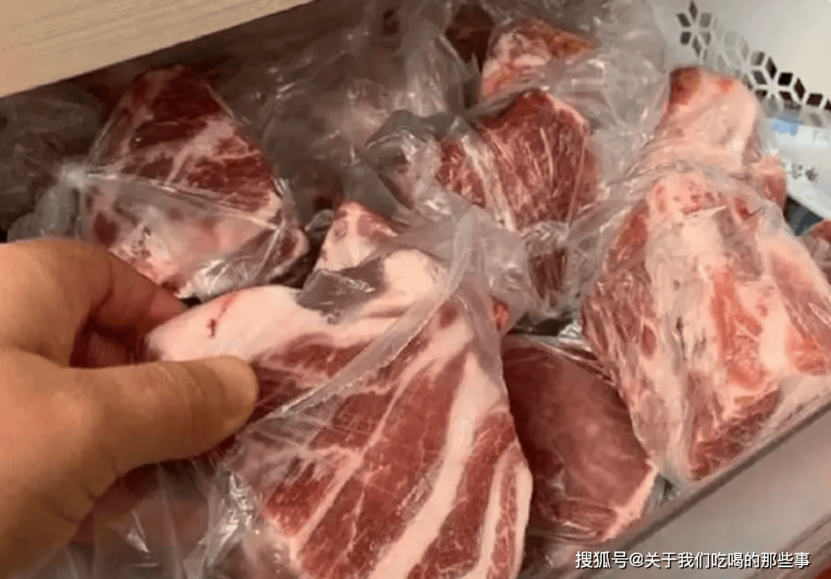 将需要用的肉块取出,放进冰箱冷藏室,等变成可以切冻的状态后取出