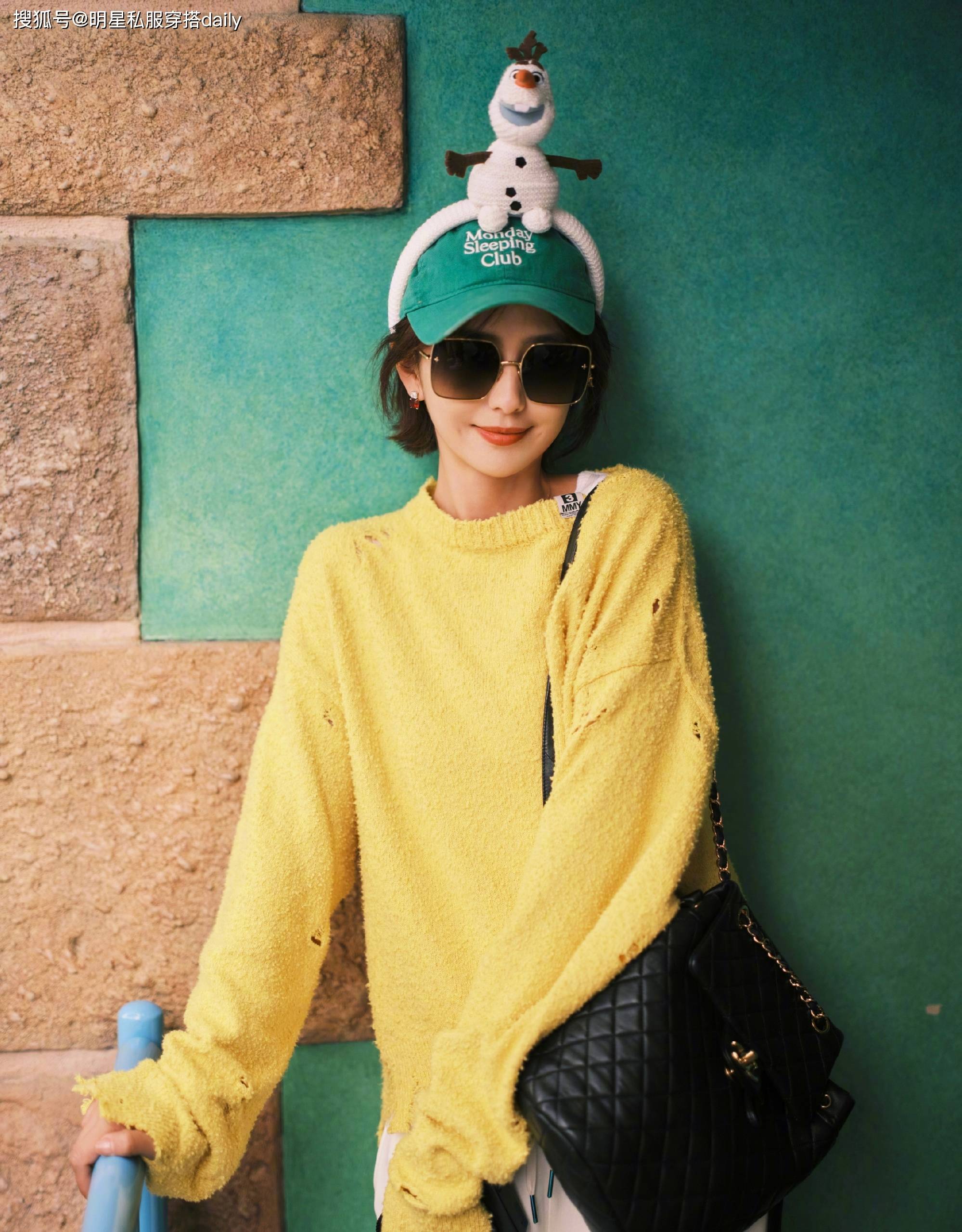 佟丽娅61开心成大儿童!黄色破洞毛衣白色卫裤头顶雪人,重返少女