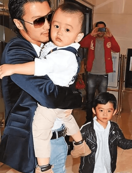 1996年,她与窦唯奉子成婚,生下女儿窦靖童.