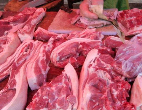 菜市场,猪肉有挂着卖,也有摆放着卖,到底有什么区别?