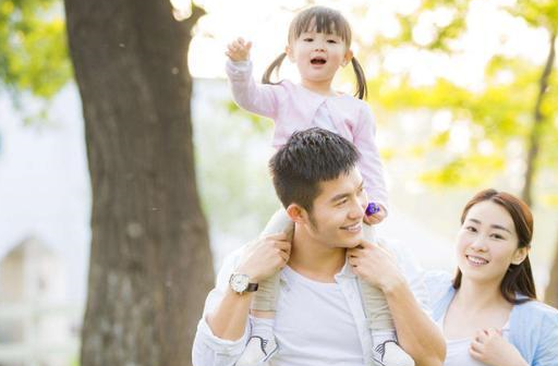 有种小暖男叫"佟丽娅儿子",温暖像颗小太阳,网友:咋养出来的