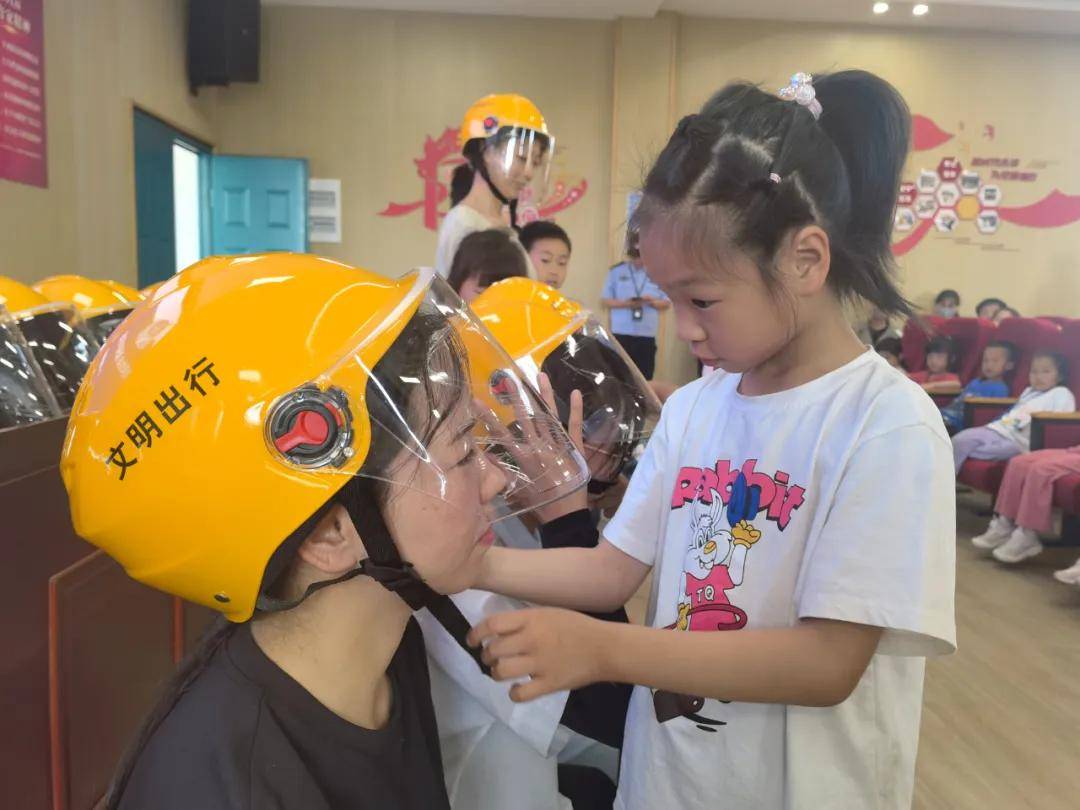 天台爱心团队:润心伴成长 同心护未来 爱心头盔进校园护航交通安全