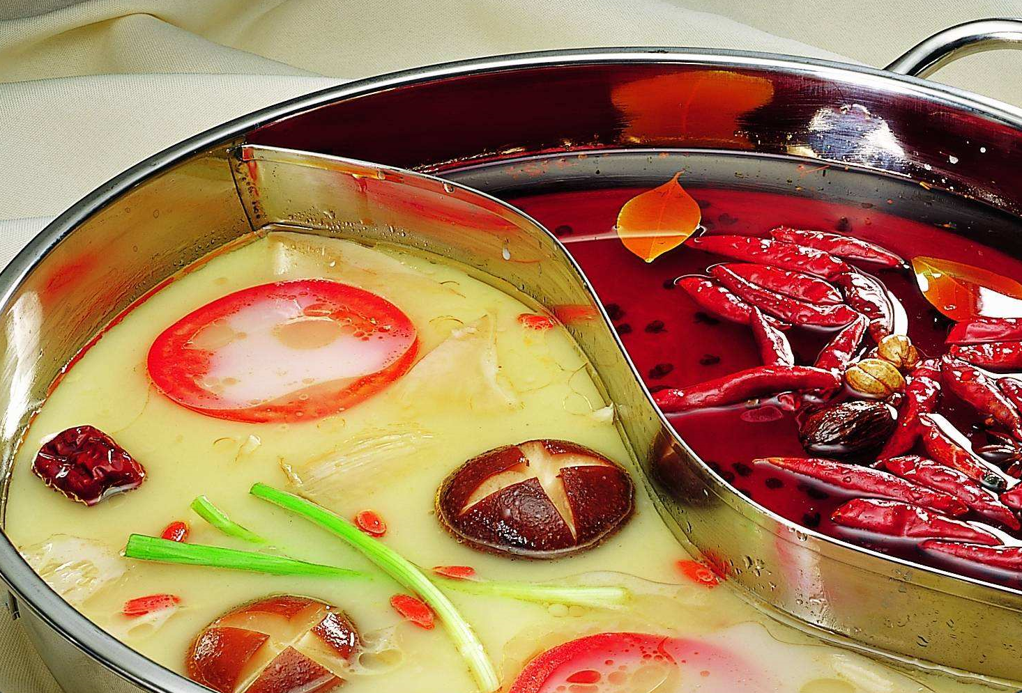 九宫格这种独特的形式只在重庆火锅中出现,而成都火锅却有更多的鸳鸯