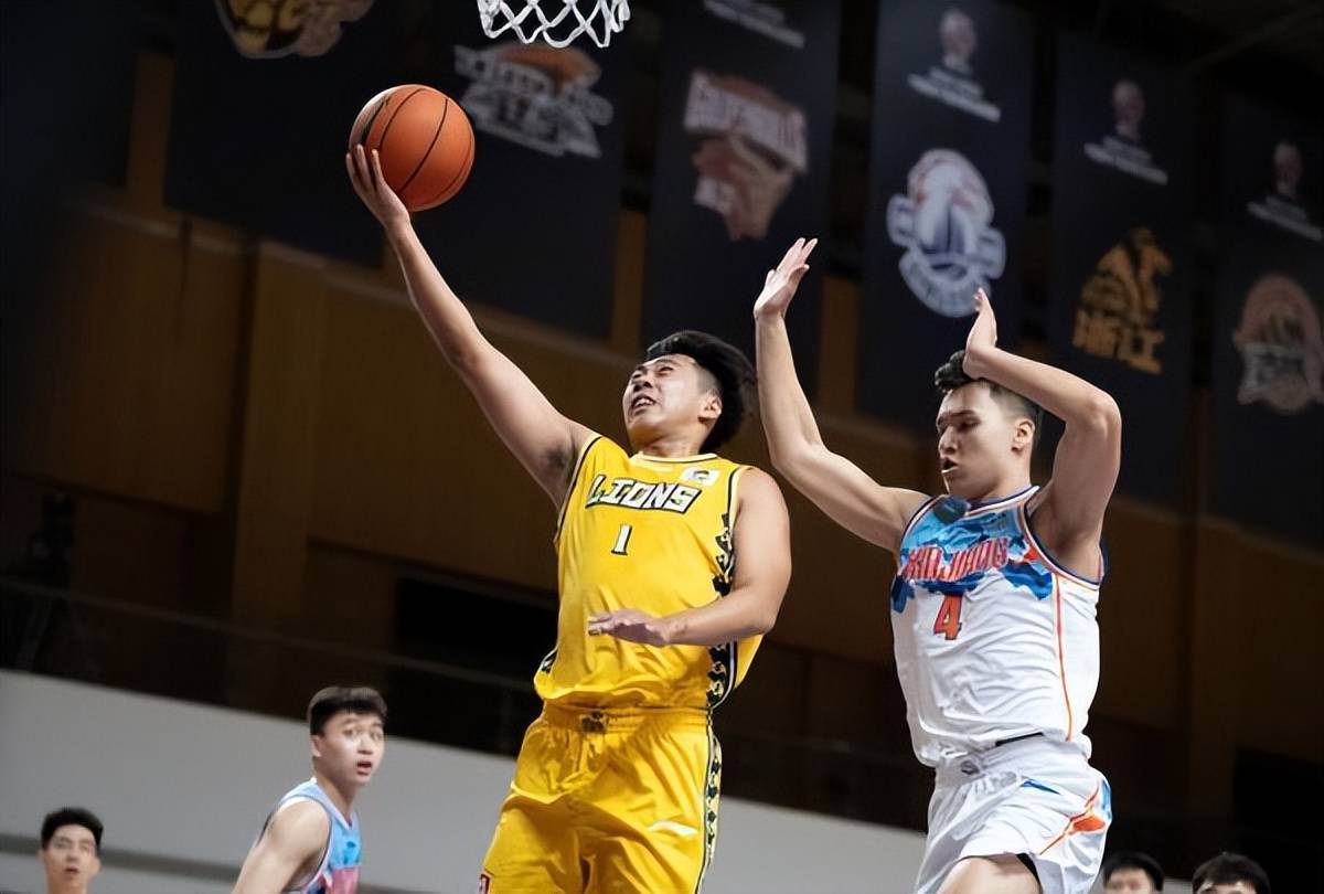 当然许可也没有像前两个赛季的位置那么稳固了,因为小将王欣瑞也在