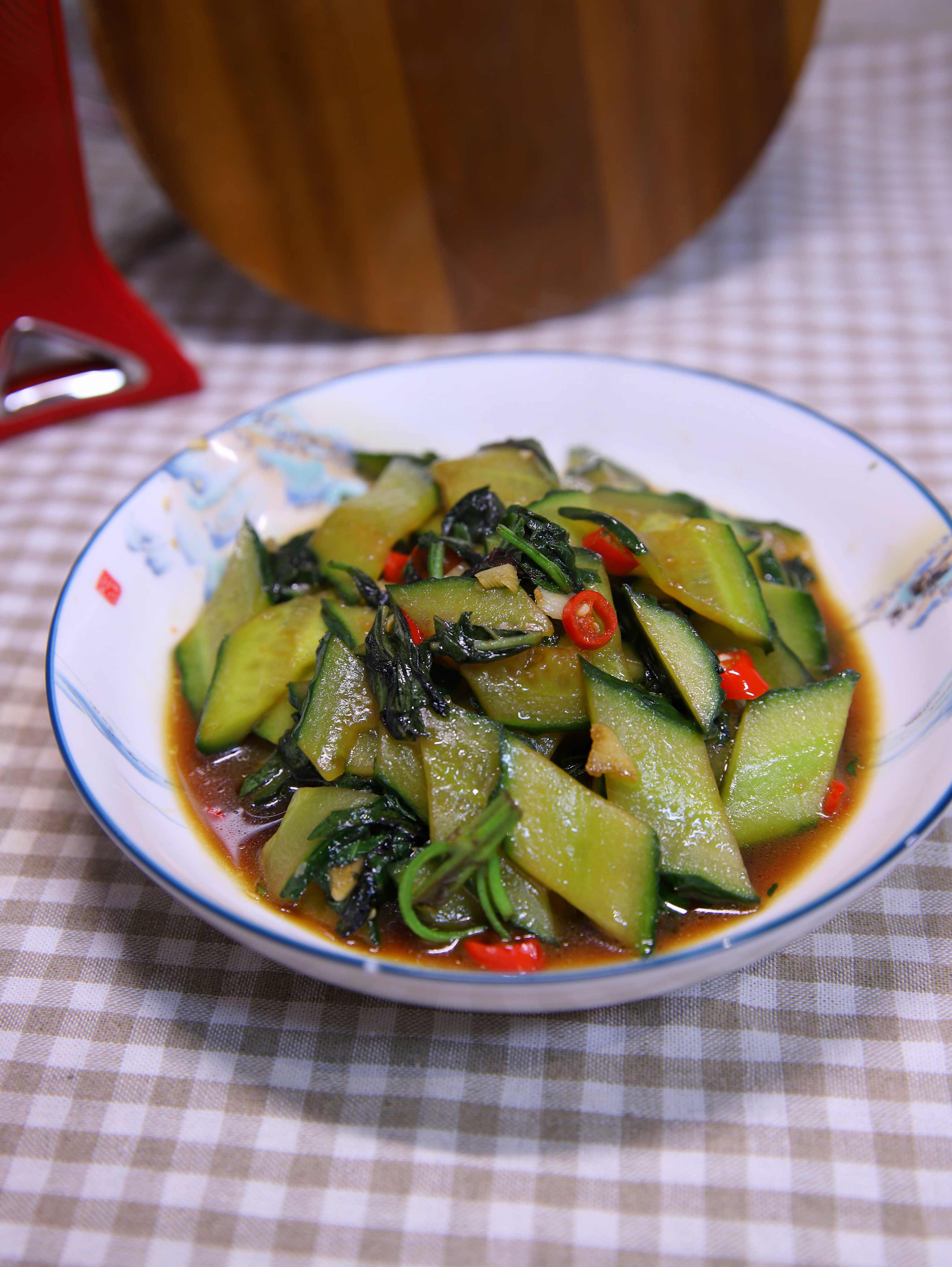 遇到这叶子千万别错过,配黄瓜一起炒,香味独特,理气润燥