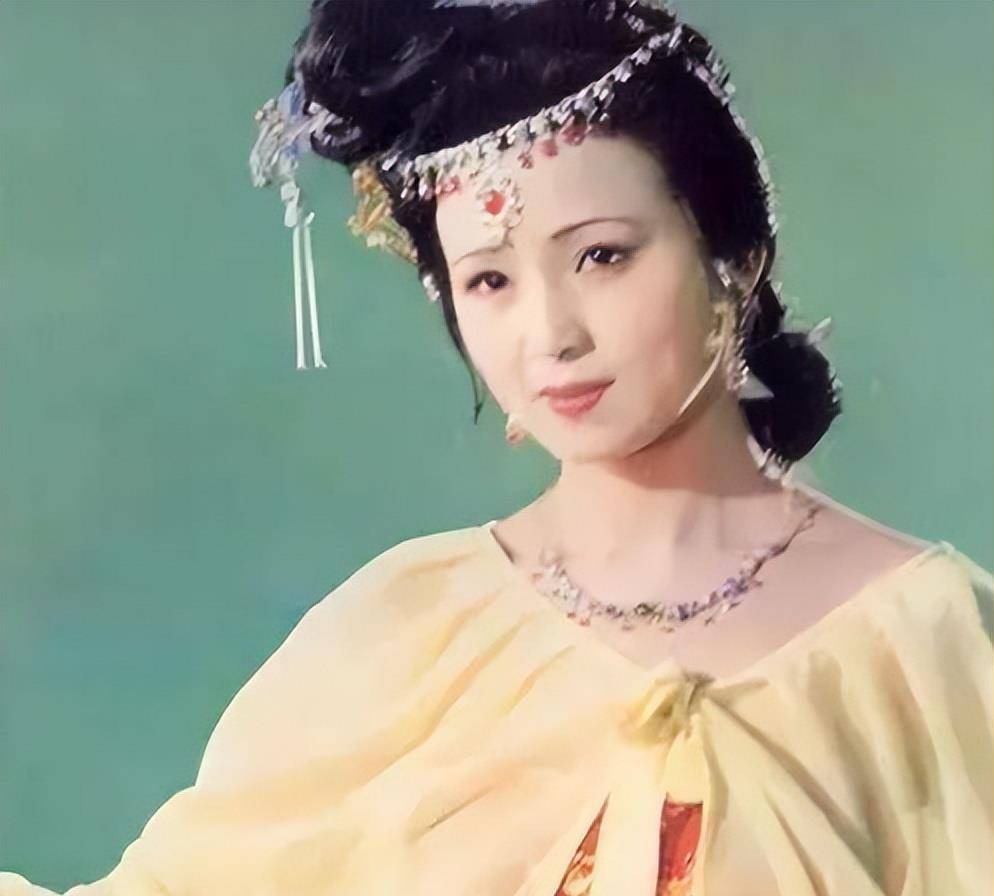 秦可卿生病时,公公贾珍鞍前马后,他们之间有着什么样的关系?