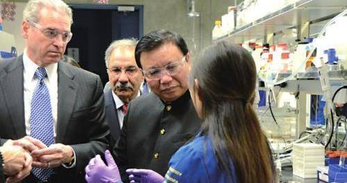 在辽宁省辽源市办设工厂投资时,辽源市给了他的公司很大的扶持,一系列