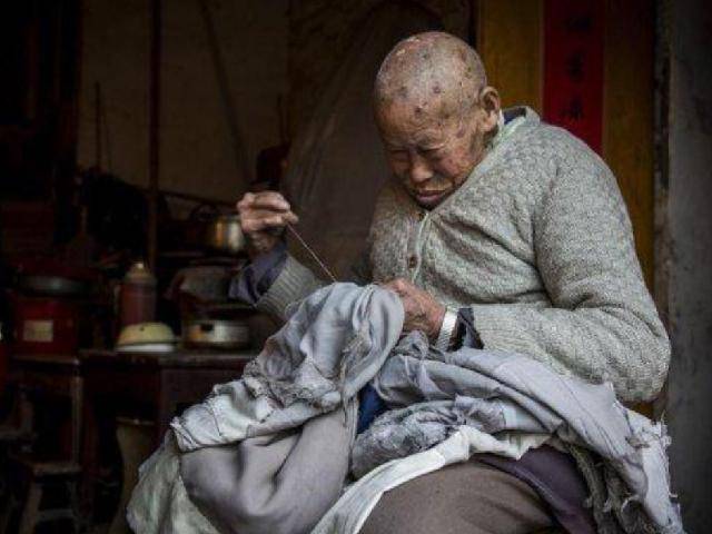 天生佛子因菩萨托梦,花费40余年自建庙宇,一件百衲衣穿了一生