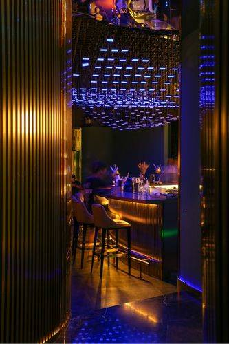 告别冷硬地面,用地毯和点歌设备给你的酒吧加温!