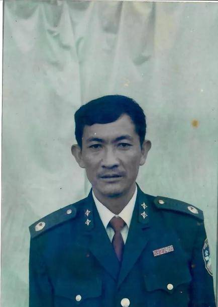 父亲抓捕毒贩时被炸死,17年后他成为缉毒警察,生命定格在了36岁