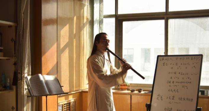 西安90后男子金少白:长发及腰穿汉服10年,无视非议收获爱情事业