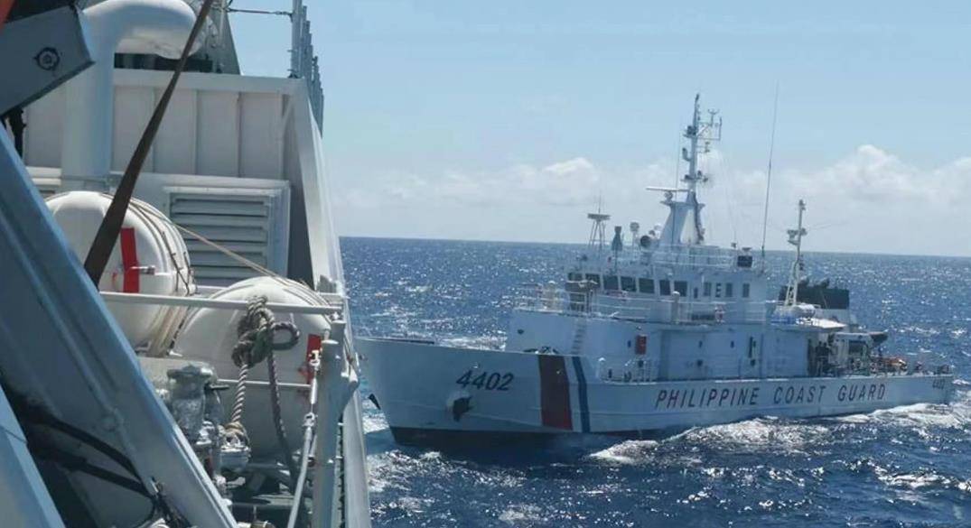 枪指中国海警,菲非法坐滩军舰人员就差开火了,必要时可击沉菲舰
