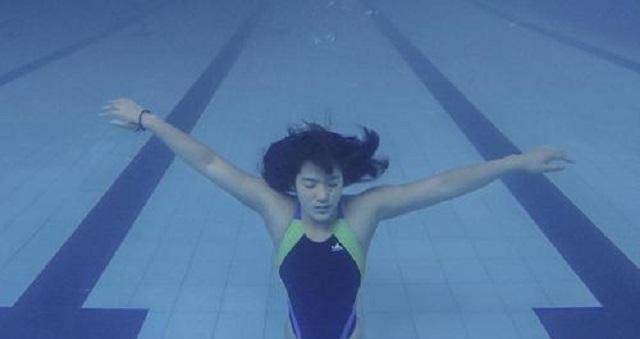 还记得篮球女孩吗?靠半截身躯获游泳冠军,如今装上假肢亭亭玉立