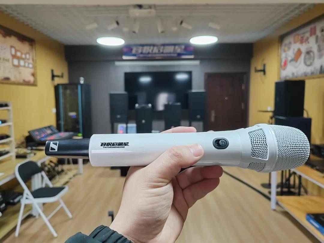 张启东:乐队排练房,舞台演出中歌手的专用耳机,返送音箱该怎么选择?