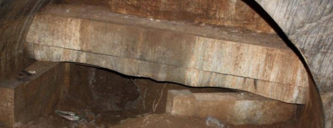 康熙有个儿子,墓地被盗墓者炸出一个大坑,如今杂草丛生遍地垃圾