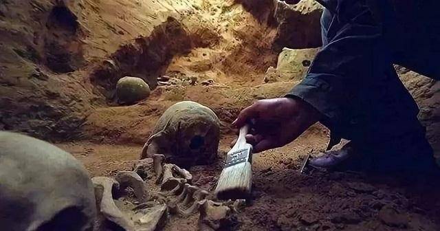 陕西宝鸡现"厕所"墓,因太小村民世代不屑一顾,出土后件件国宝级