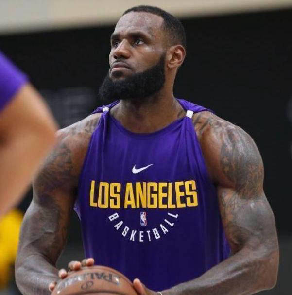 nba球星肌肉惊人,5位球员穿出紧身球衣效果,詹姆斯领衔_奥尼尔_中锋