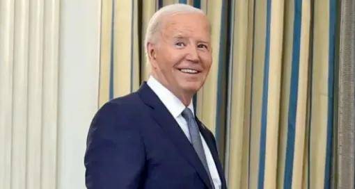 从表情来看,这当然不是什么善意的微笑, 虽然川普被定罪让拜登展现出