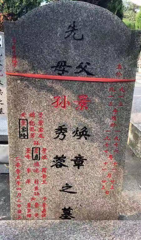 1955年女烈士为国牺牲,初恋坚守墓碑,弟弟苦寻64年后在墓地痛哭