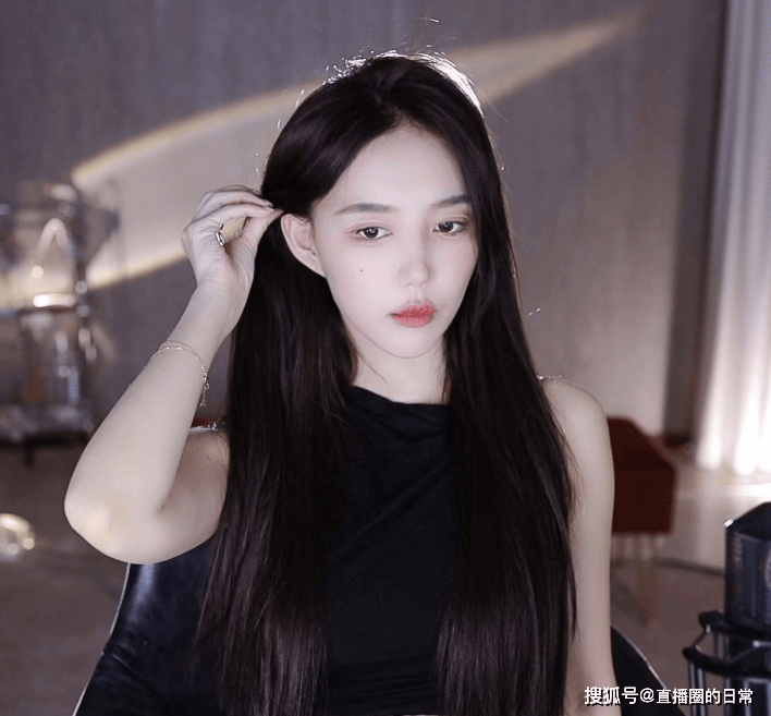 女主播王雨檬直播间大哥都被吸走了,自嘲:我只能穿得更少些了