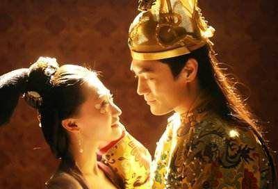 在太后为皇帝选妃子的时候,冯润和妹妹一起进了皇宫,因为她的出身比较