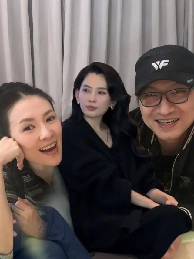 好浪漫!汪峰陪森林北过儿童节,两人重回相识地新疆旅游,戴情侣帽超甜