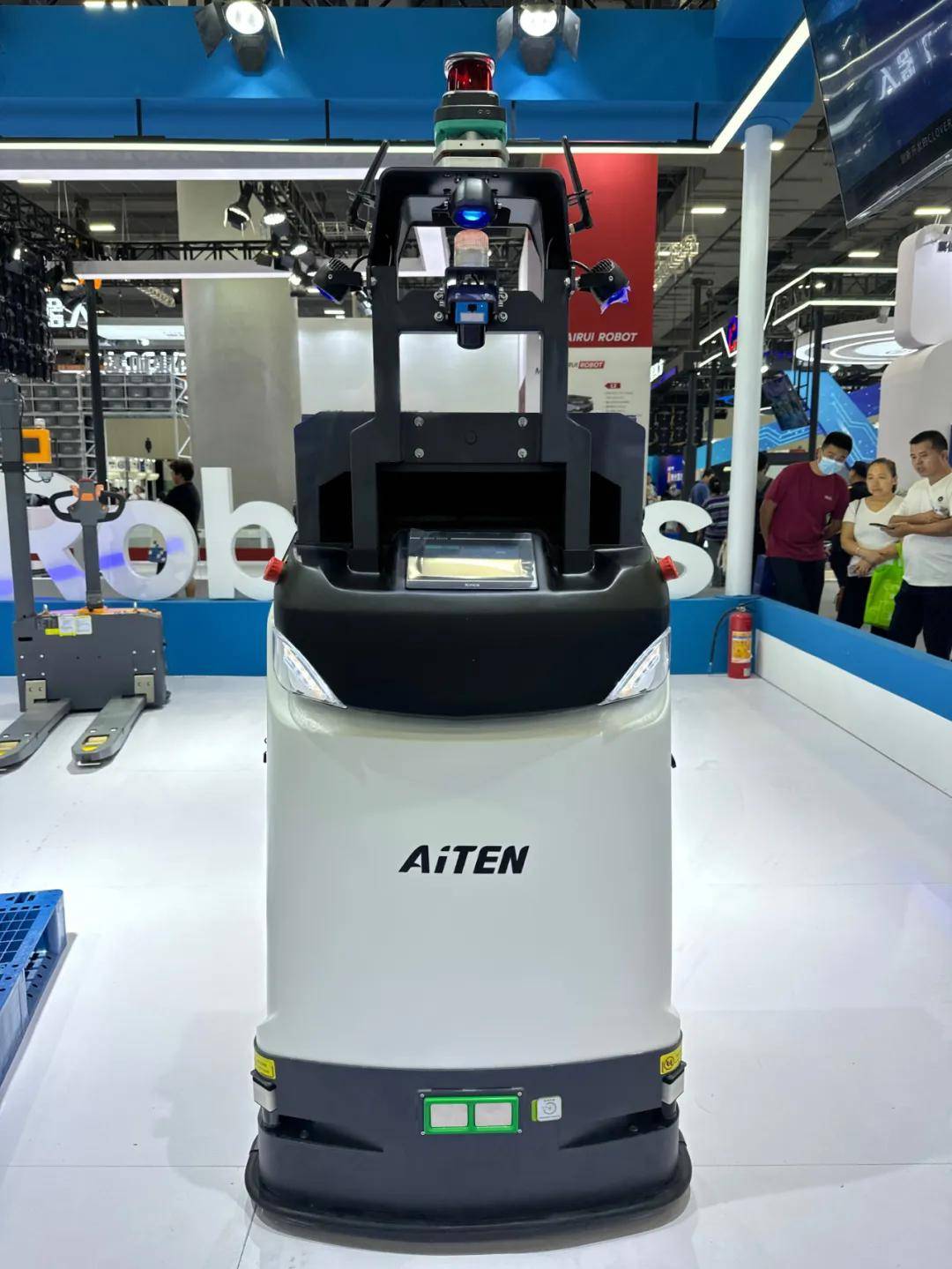 不知疲倦的新时代智能"搬运工"——轻小型工业移动机器人产品的提供商