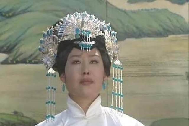 她十二岁出嫁,是努尔哈赤最宠爱的大妃,曾与继子代善传过绯闻