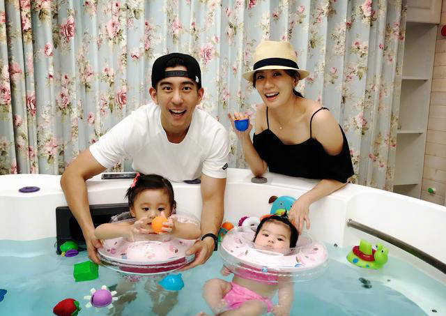 贾静雯女儿学习书法,9岁咘咘面庞逐渐变长,身形修长如