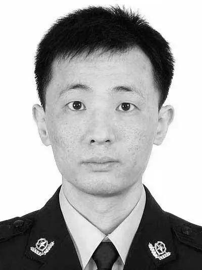 刚满50岁的邱建军,1994年从武汉市人民警察学校毕业后被分配到江汉区