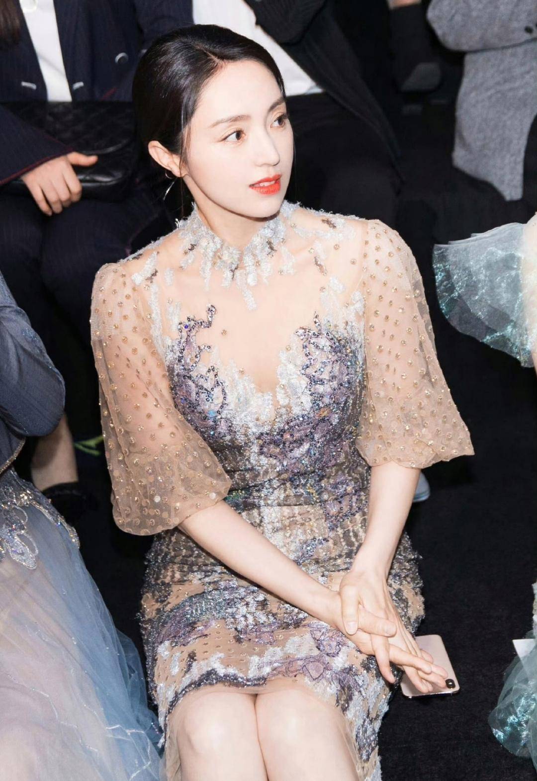 董璇薄纱包臀裙秀出完美身材,简直让人窒息!_魅力_曲线_气质