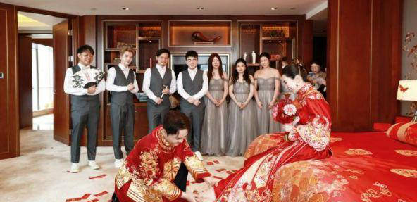 霍思燕夫妇惊艳出席友人婚礼,深v红裙引关注,杜江着装备受围攻!