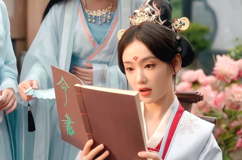 苏落落天真善良,温婉动人,不仅赢得了淳王的一见钟