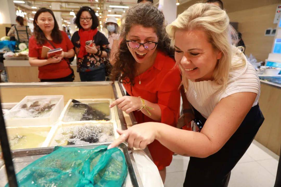 老外爱兜上海小菜场!"好奇宝宝"认蔬菜,学做小笼加炒饭