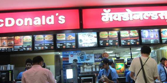 印度人不吃牛肉,猪肉,那么当地麦当劳汉堡是啥做的?看后:服气