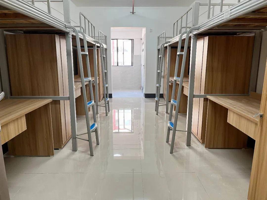 宿舍环境创新楼教室环境学校操场▲新校区大门▲2022年一带一路暨金砖