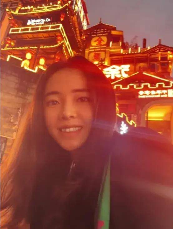 田志希去逛了洪崖洞,昨晚跟徐孝元直播,徐孝元说莎莎比大头帅