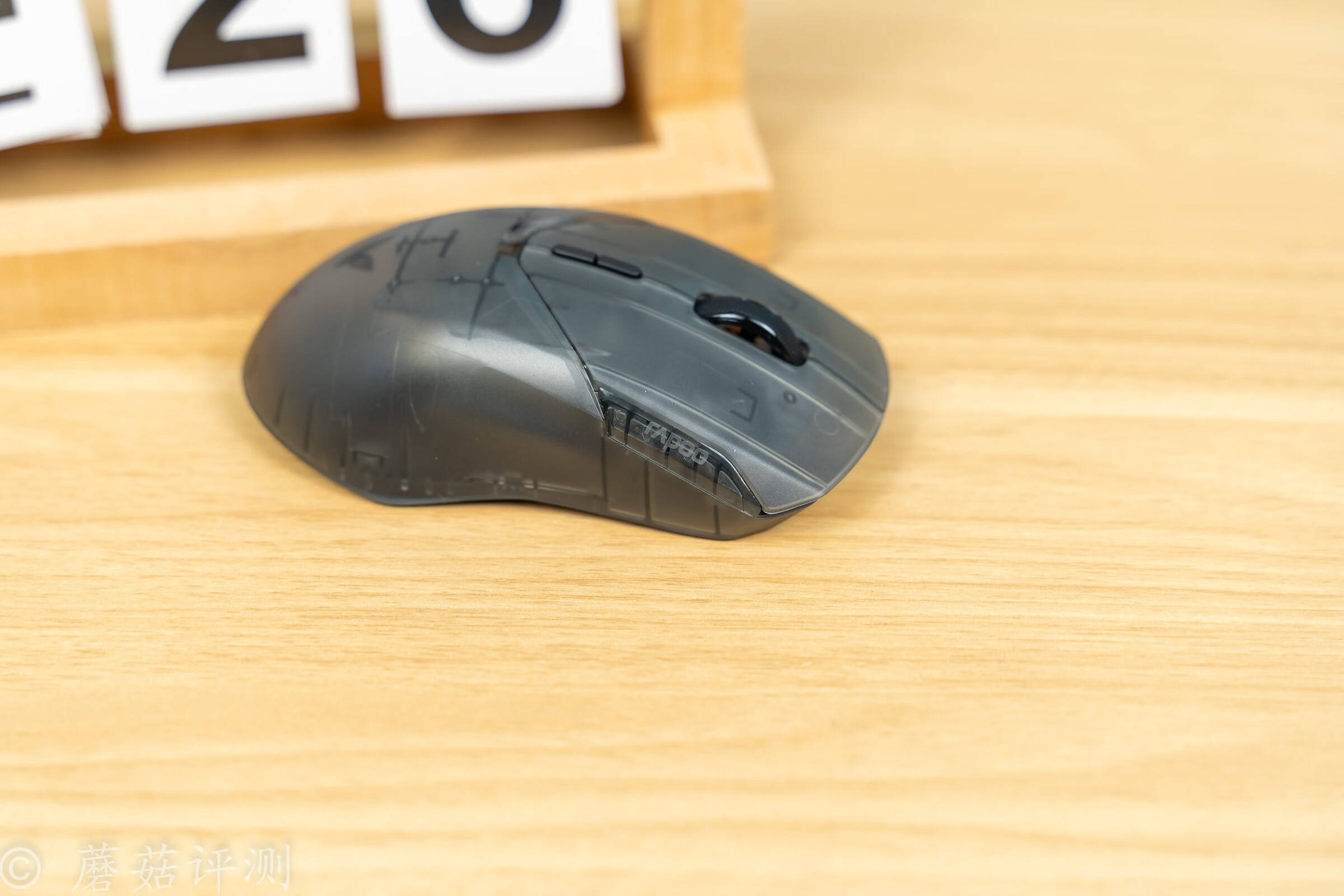 ▼在鼠标右键的外侧,还有一个半透明的区域,这里也有雷柏的logo.