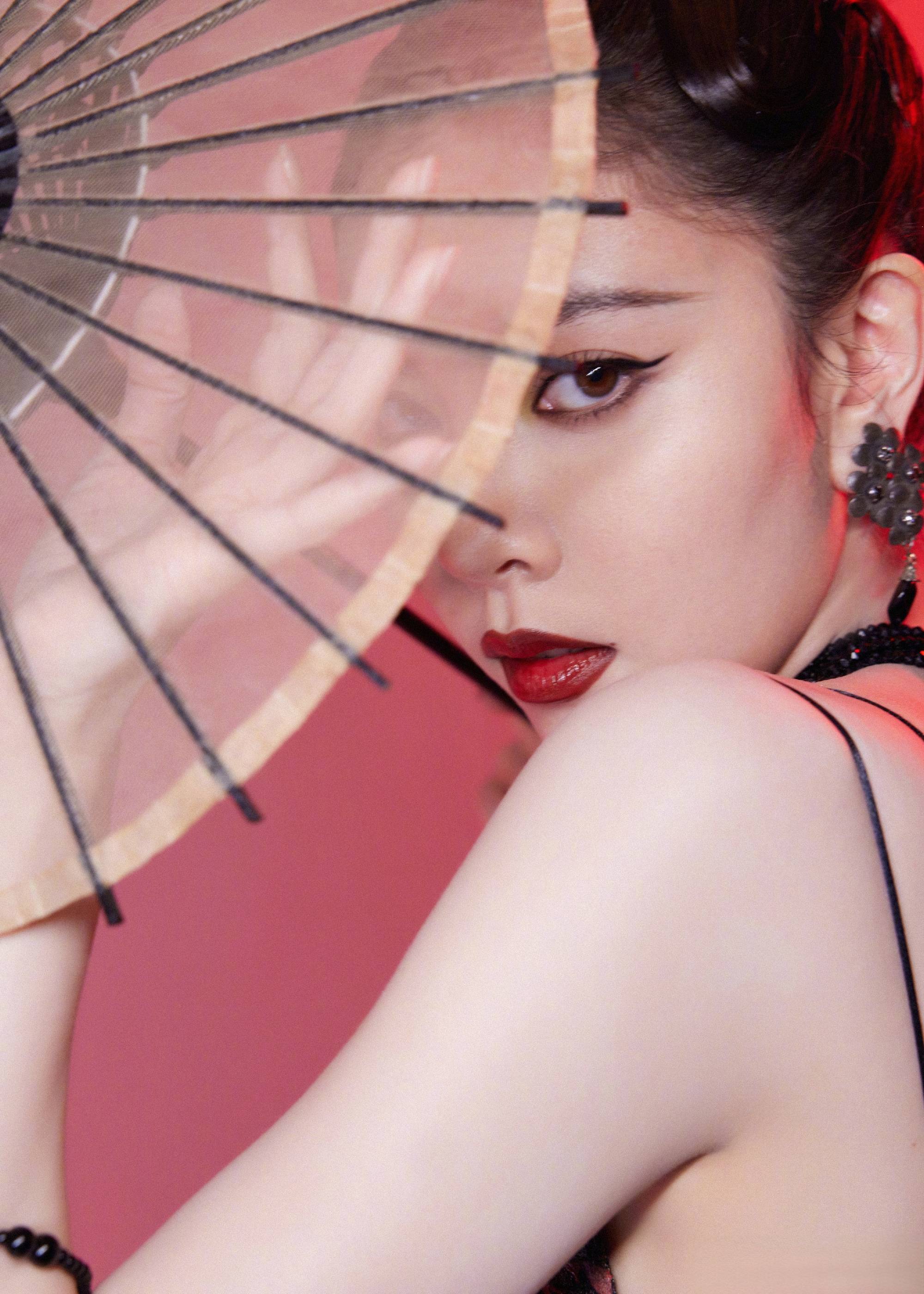 宋妍霏gq红毯裸背,红色美杜莎长裙成全场焦点![疯狂舔屏]