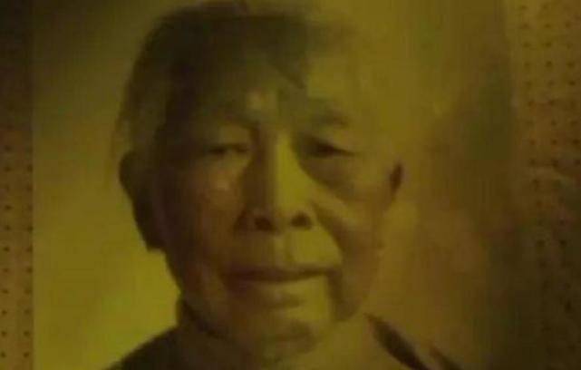 这个背着黄金乞讨十年的人叫朱引梅,她可不是一般