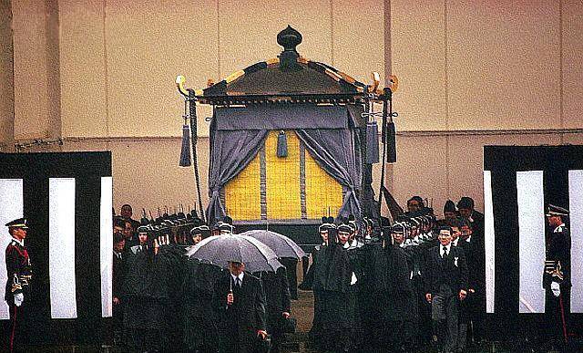 实拍裕仁天皇葬礼:规模堪比中国皇帝,百人为他抬棺,百万人送行_日本