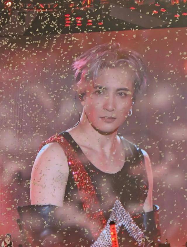 薛之谦西宁开唱,"天外来物"也需吸氧才能"遥不可及"